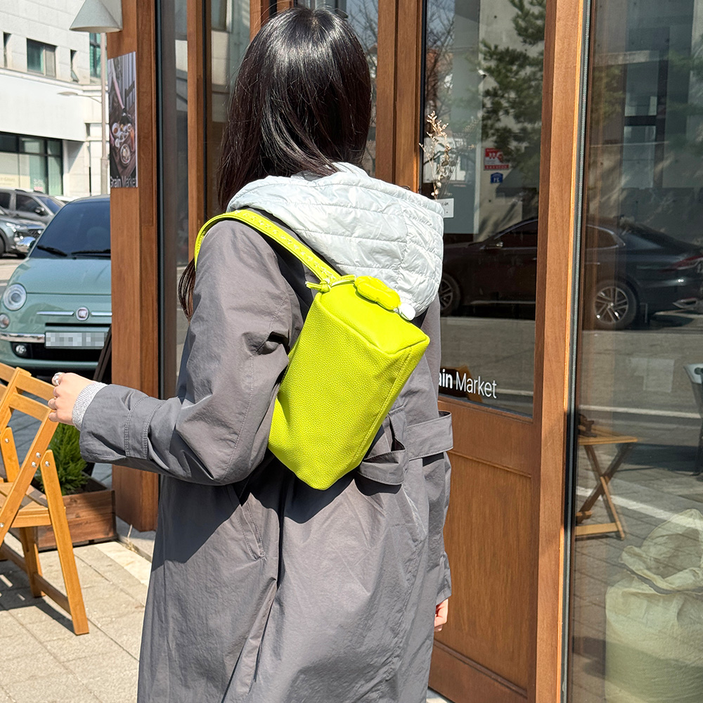 심플한 둥근사각 미니 숄더백 작은 스몰 레더 위빙 스트랩 숄더백 바게트백 데일리가방 이미지 6