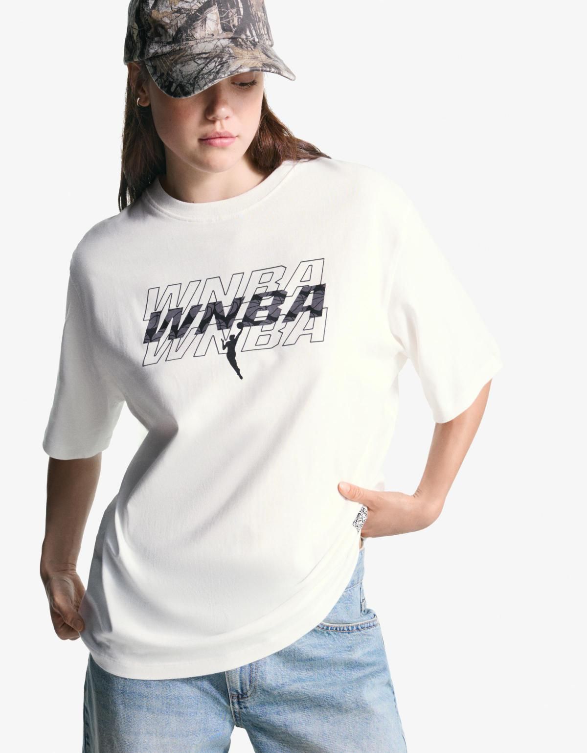 버쉬카 오버핏 스포츠 WNBA 그래픽 반팔 티셔츠 7590/167 OFF WHITE - 상세 이미지 2