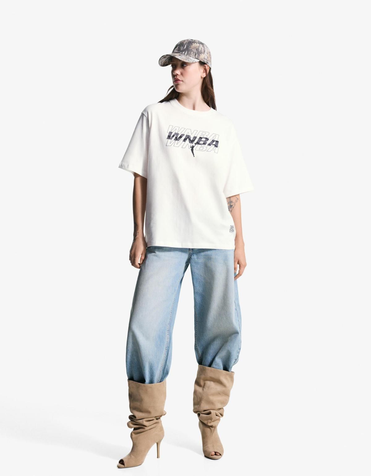 버쉬카 오버핏 스포츠 WNBA 그래픽 반팔 티셔츠 7590/167 OFF WHITE - 상세 이미지 4