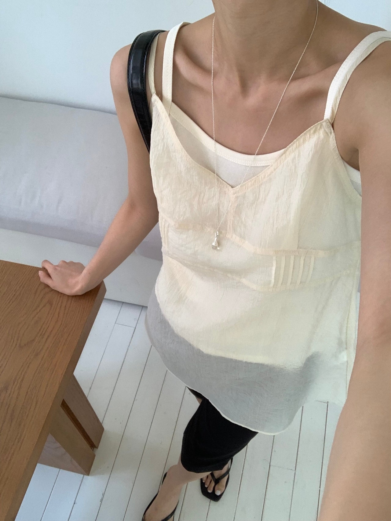 오버무드 여성 뷔스티에 절개 브이넥 레이어드 시스루 미디 원피스 나시 블라우스 3color - 상세 이미지 2