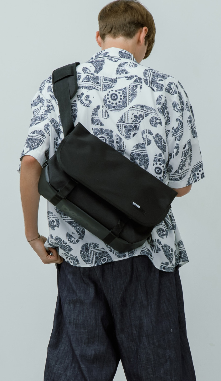 [핍스]PEEPS essential messenger bag 유스메신저백 BLACK