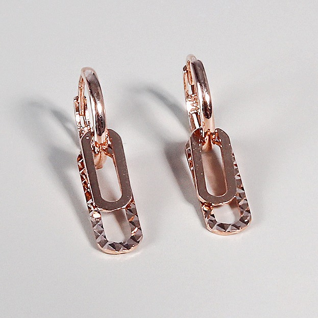 피부가 민감해도 착용 가능한 18K 고급스러운 느낌이 드는 클래시 귀걸이 골드