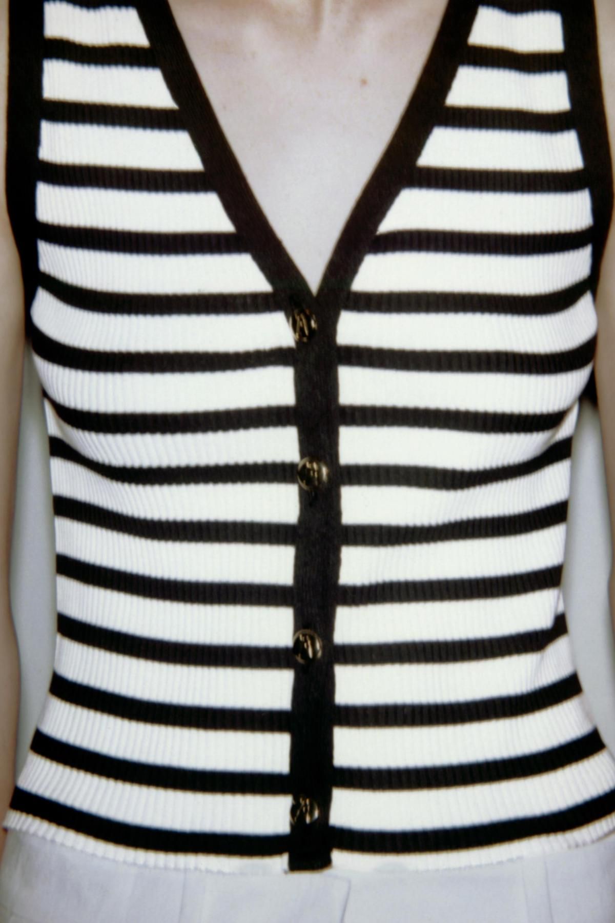 자라 로고 메탈 버튼 스트라이프 브이넥 니트 베스트 5644/804 STRIPED - 상세 이미지 3