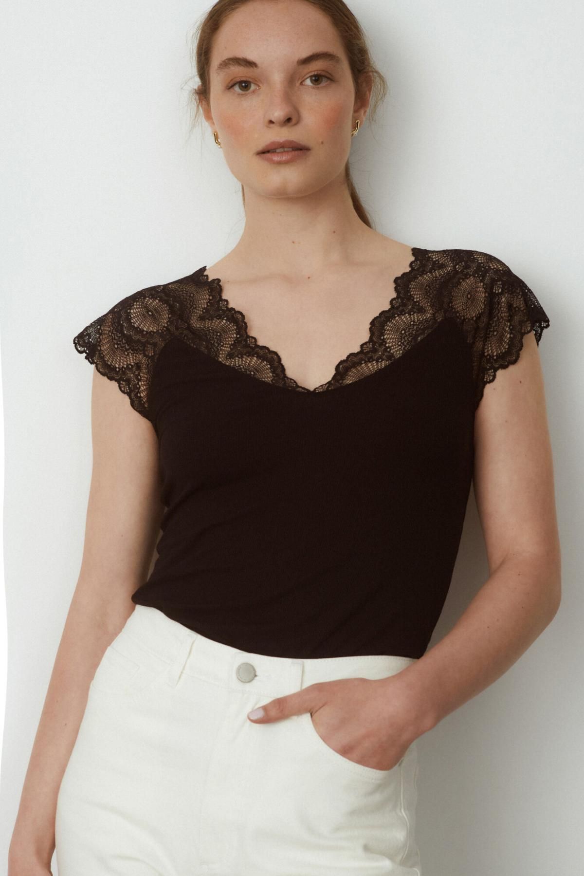빌라 레이스 브이넥 슬림핏 민소매 캐미솔 블랙 9934357 NEGRO - 상세 이미지 4