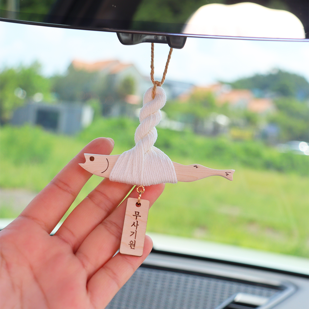 액막이명태 룸미러걸이형 메이플원목 차량용장식 무사기원 부적 마켓유니버스 제품 이미지