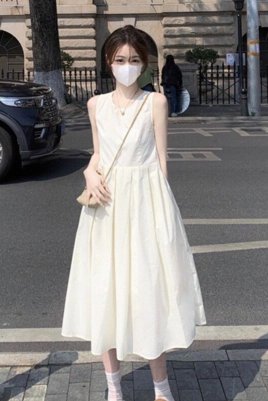 민소매 화이트 원피스 슬림핏 여성 여름 시원한 스타일 데일리룩 프렌치 감성 휴양지원피스 바캉스룩 매력적인 디자인 - 상세 이미지 5