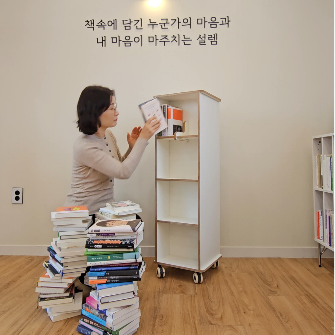 만화책장 만화책책장 문고 소설책장 틈새책꽂이 작은책 이동식 노블회전책장 - 상품 이미지