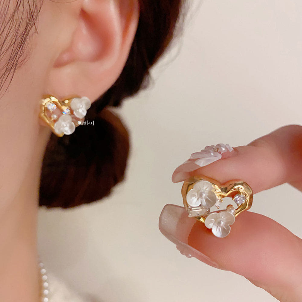 S925 화이트 플라워 큐빅 14K 하트귀걸이 메탈 스터드 이어링 - 상품 이미지