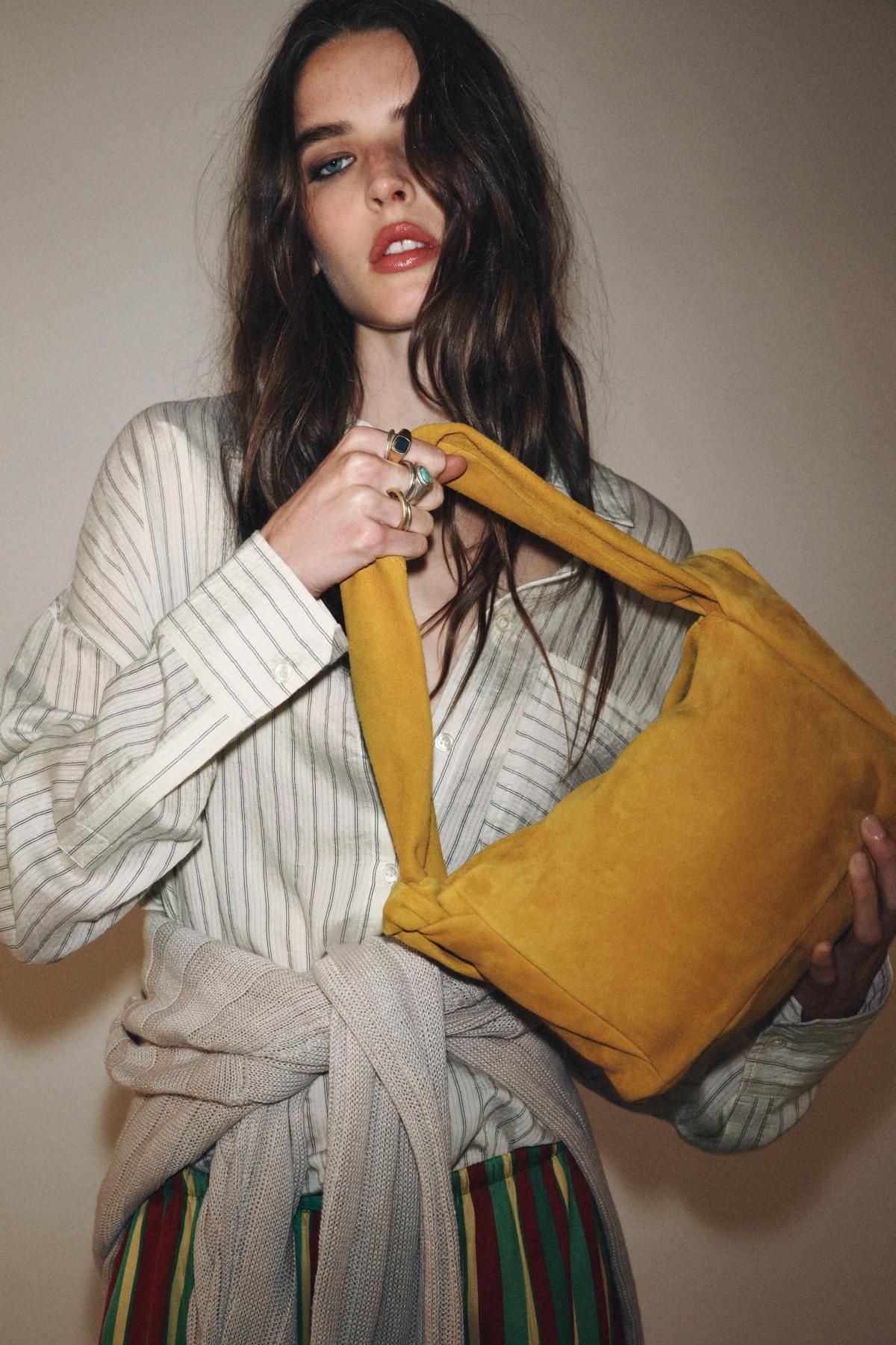 자라 스플릿 스웨이드 와이드 핸들 토트백 6232/610 MUSTARD YELLOW - 상세 이미지 2