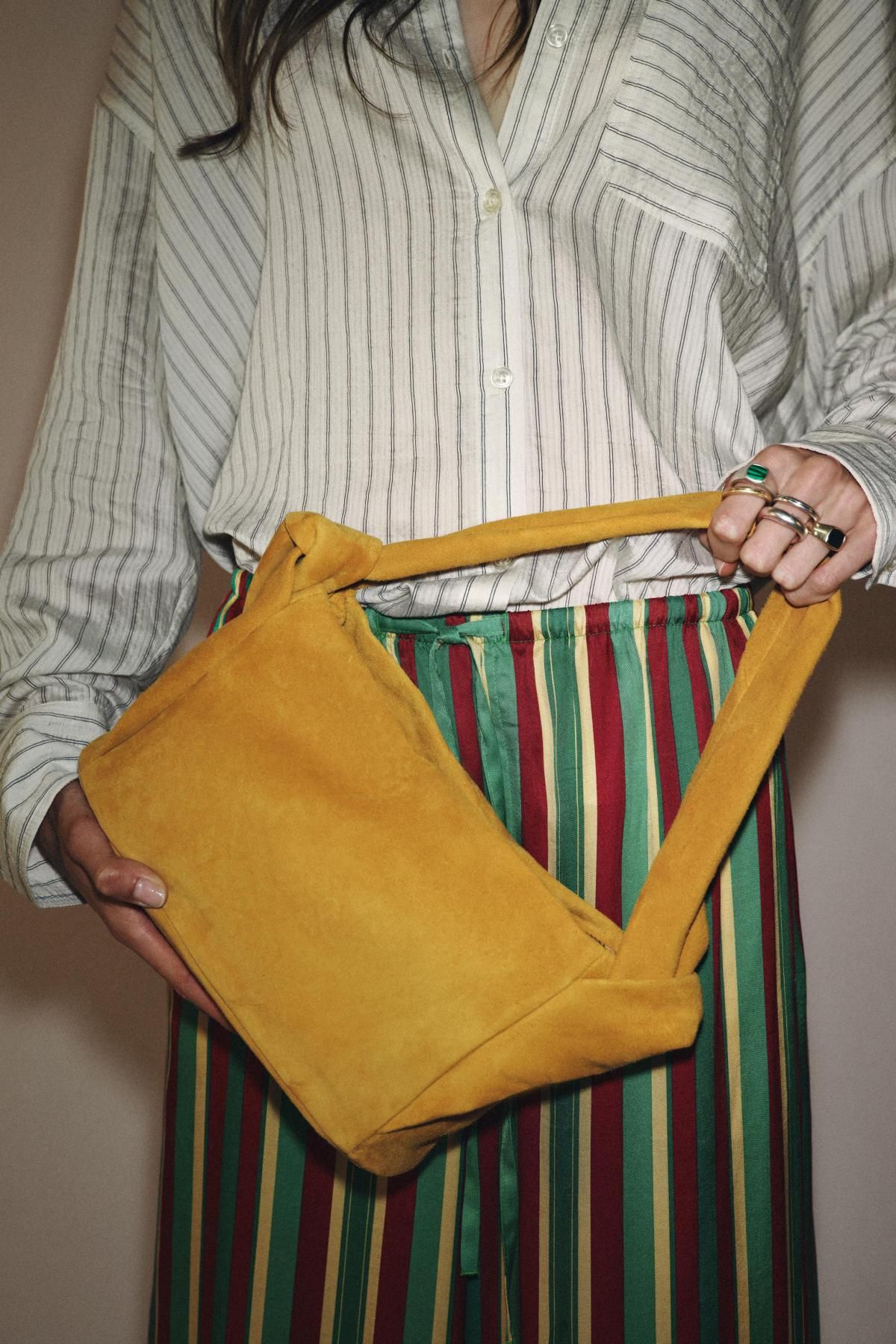 자라 스플릿 스웨이드 와이드 핸들 토트백 6232/610 MUSTARD YELLOW - 상세 이미지 3