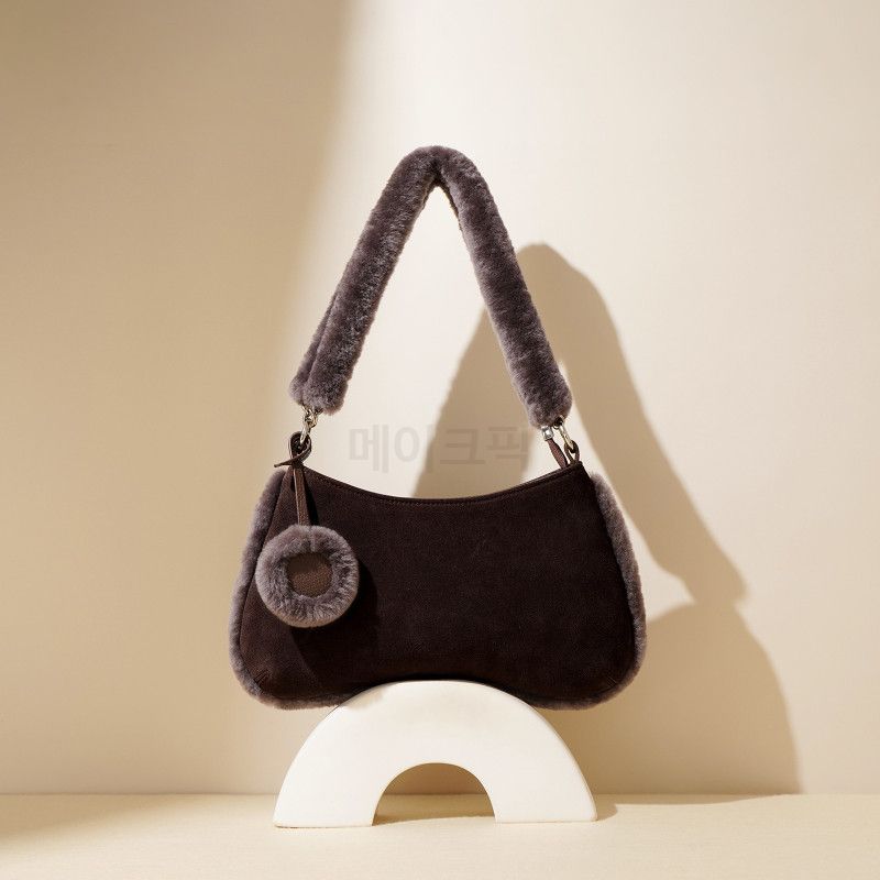 여성 소가죽 스웨이드 퍼 트리밍 숄더백 크로스백 겨울 데일리룩 가방 편안한 착용감 패션 아이템