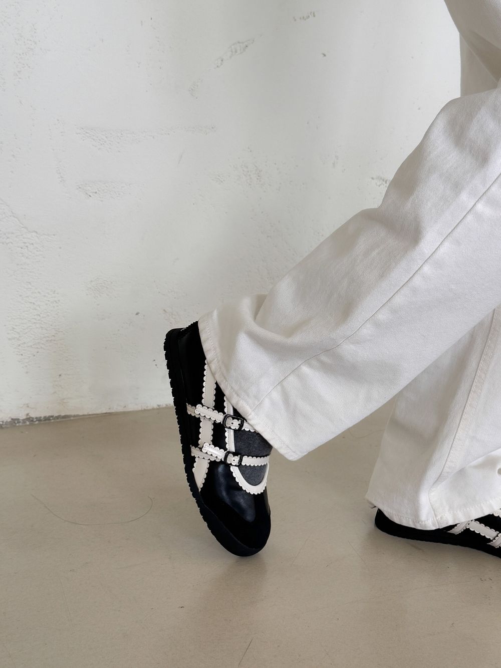 올리나 블랙 실버 여성 플랫슈즈 스캘럽 메리제인 더블 스트랩 단화