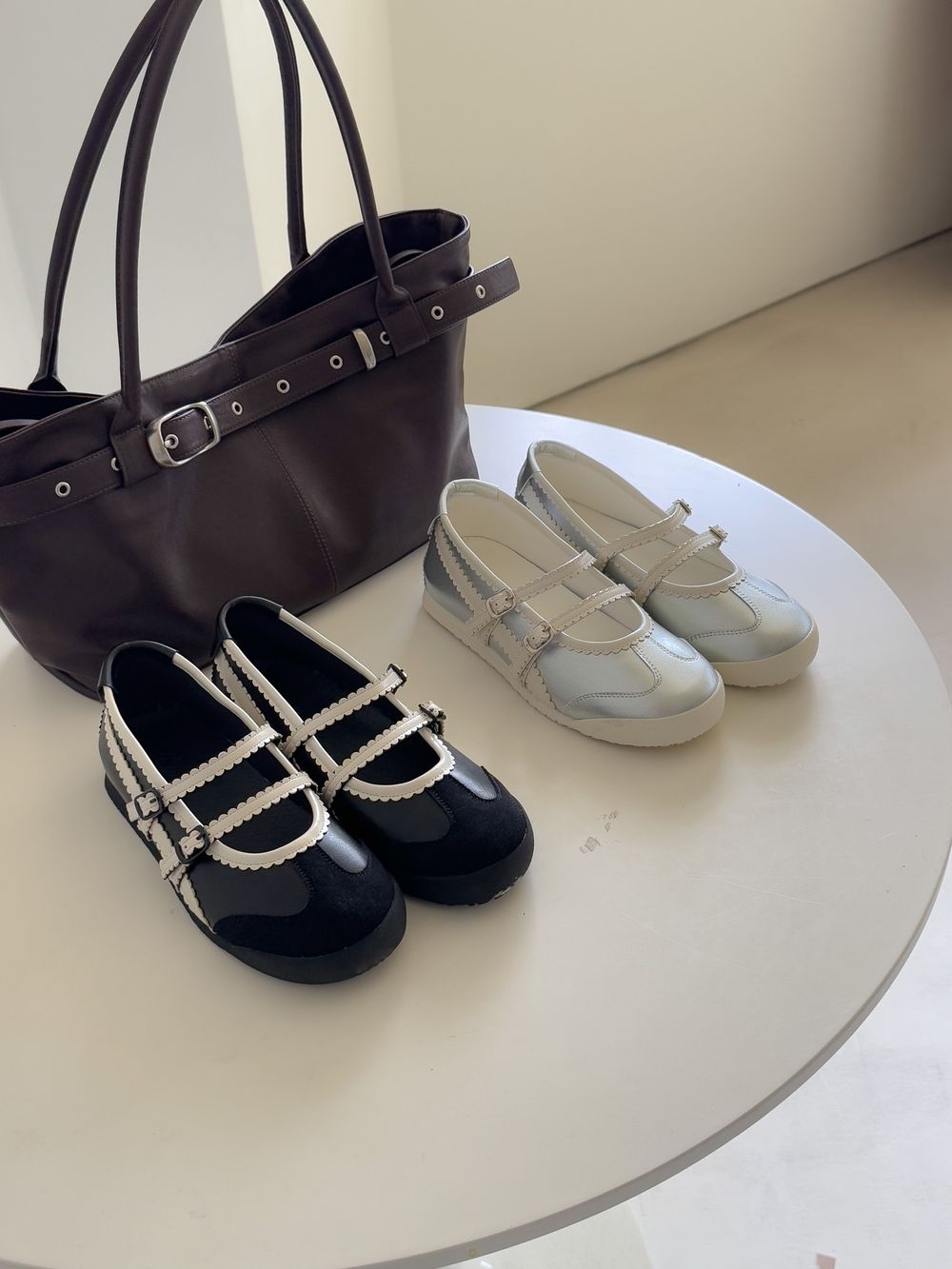 올리나 블랙 실버 여성 플랫슈즈 스캘럽 메리제인 더블 스트랩 단화