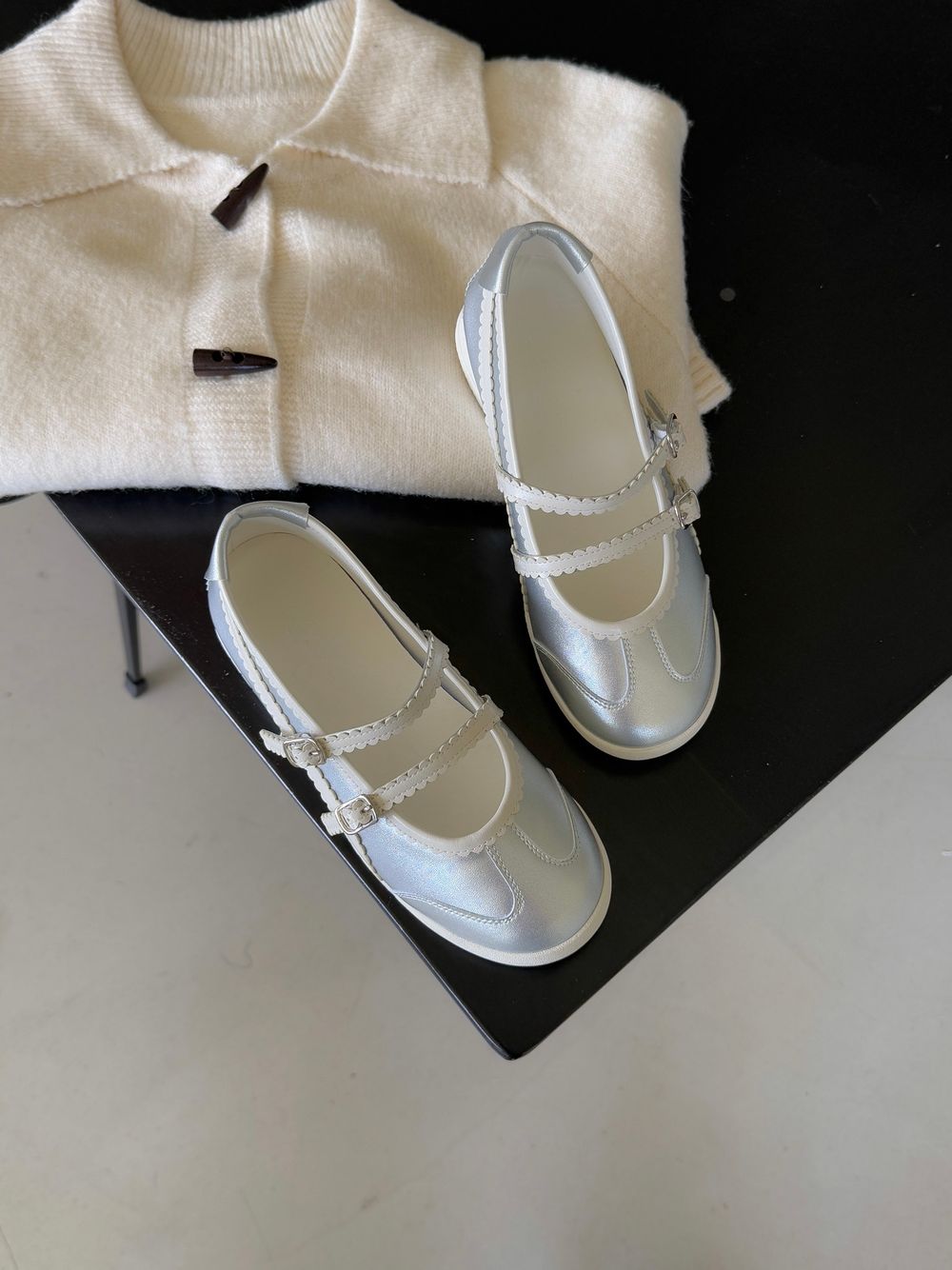 올리나 블랙 실버 여성 플랫슈즈 스캘럽 메리제인 더블 스트랩 단화