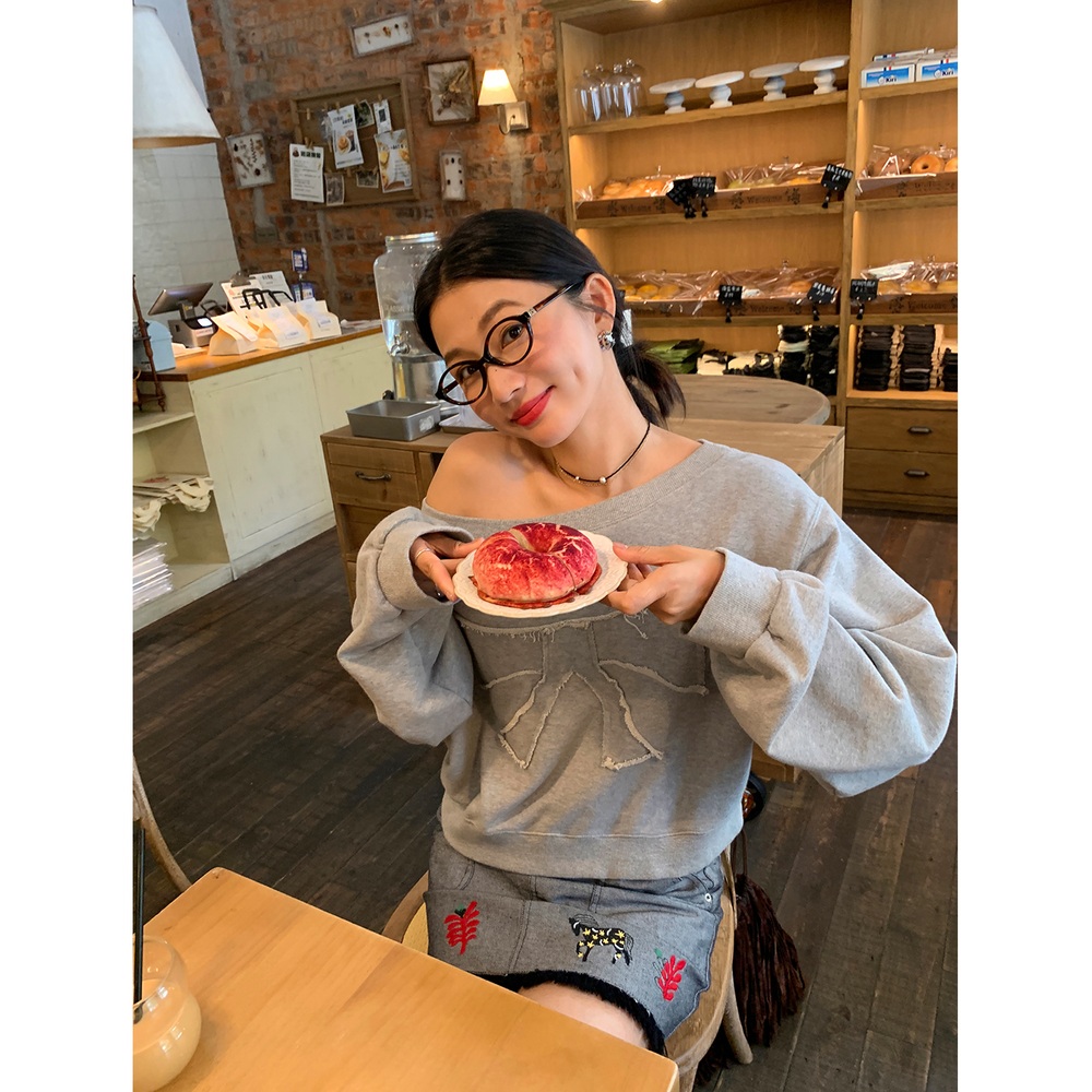 보트넥 리본 크롭긴팔맨투맨 비스듬한 오프숄더 루즈핏 예쁜 디자인 그레이 - 상세 이미지 2