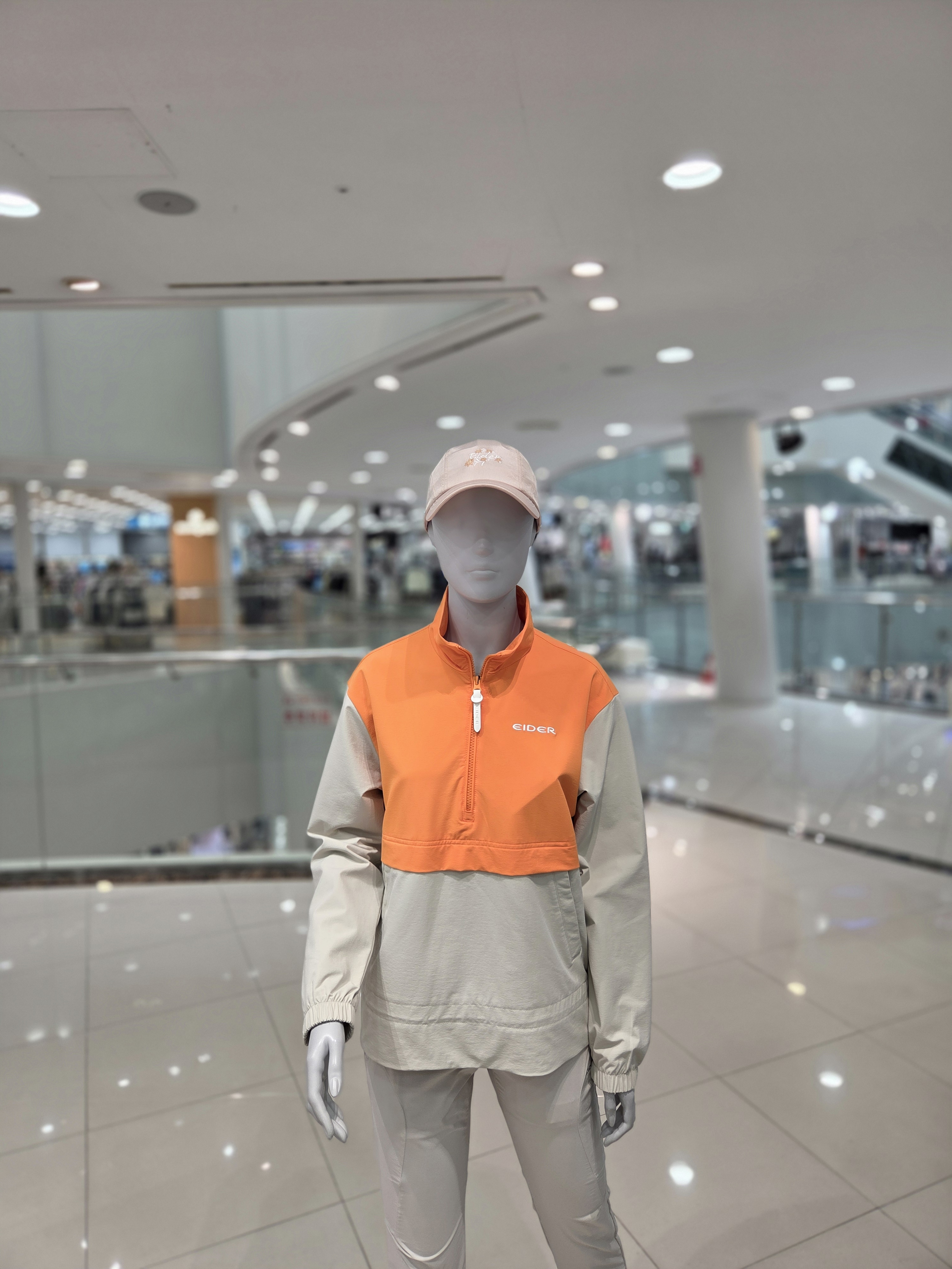 아이더 간절기 등산자켓 여성 아노락 자켓 마운트 365 WU24151 - 메인 이미지