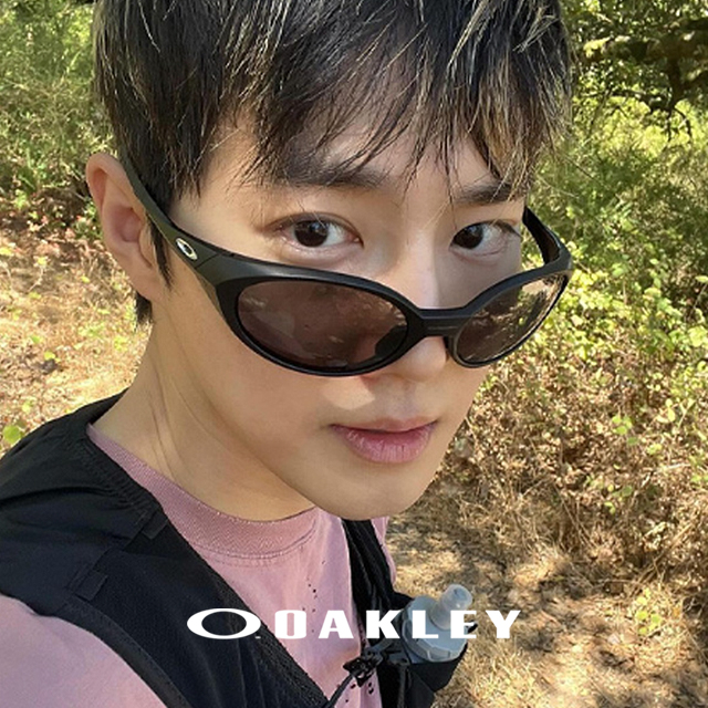 오클리 선글라스 아이자켓 리덕스 9438 블랙 실버 남자 여자 러닝 편광 선글라스