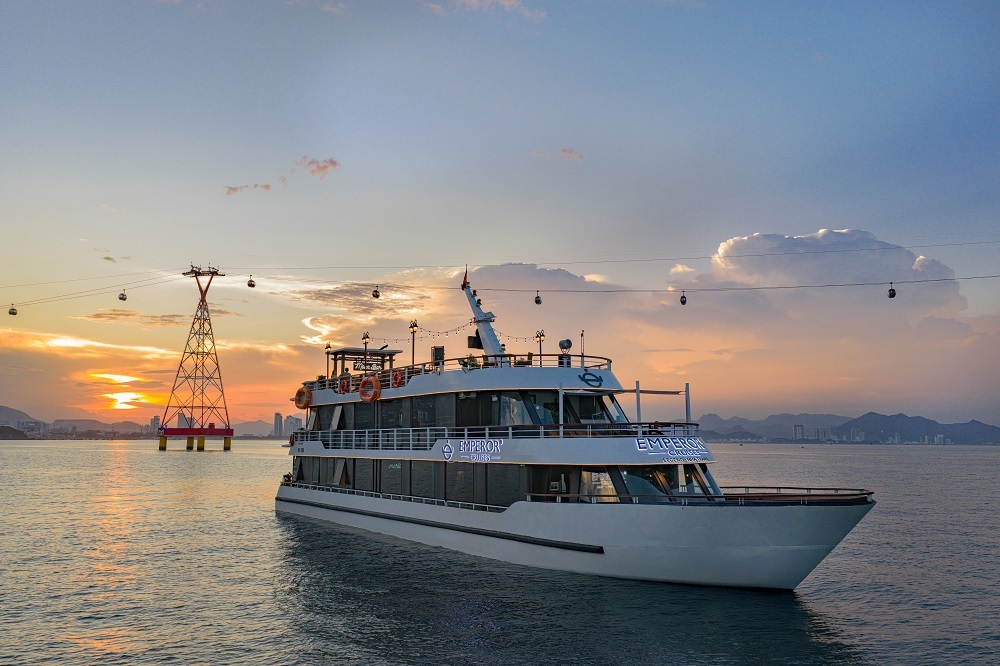 [주류무제한/디너포함] 나트랑 황제 레전드 선셋 디너크루즈 (90인승 3층크루즈)