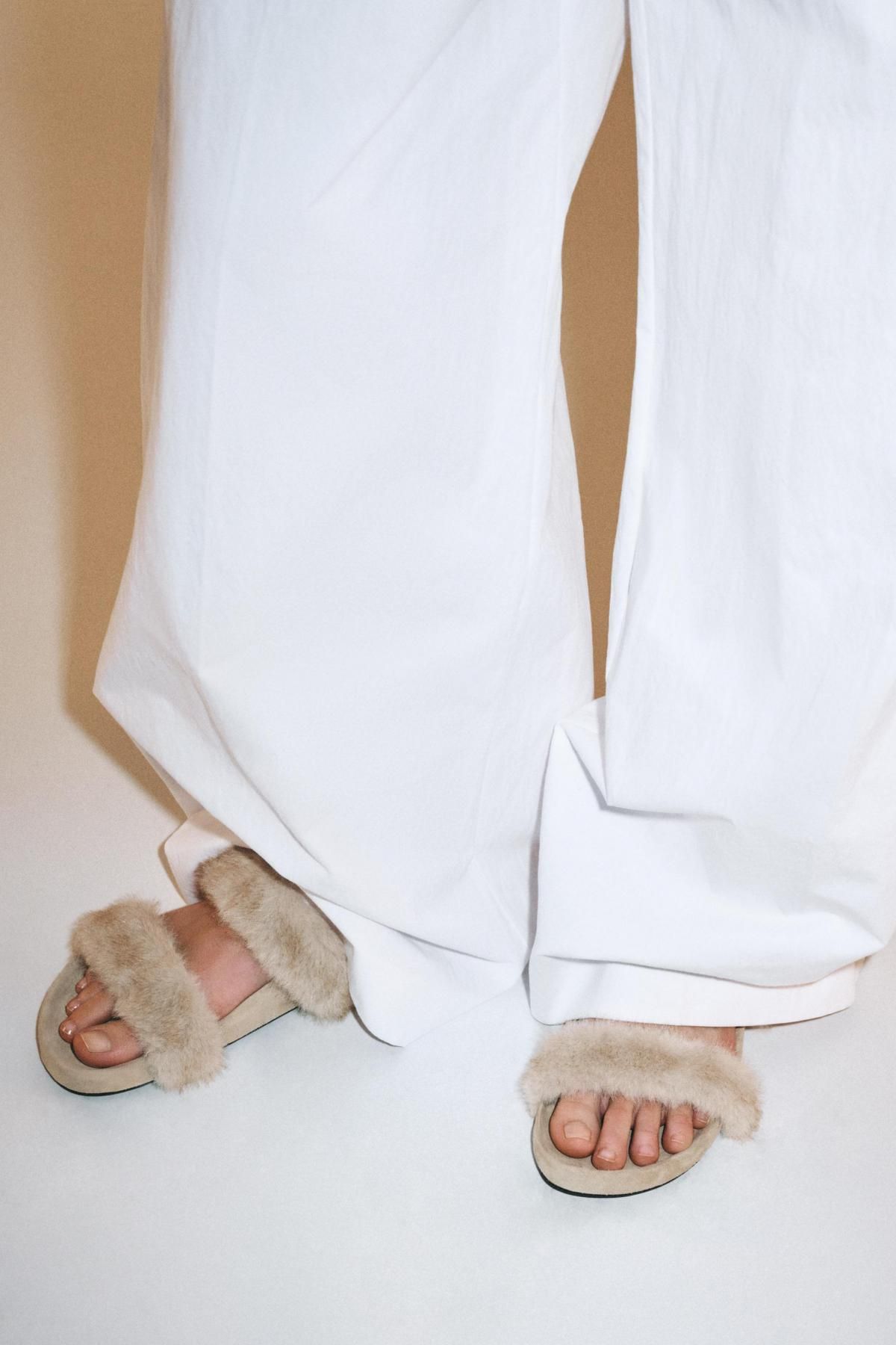 자라 퍼 스트랩 플랫 샌들 1624/610 BEIGE - 상세 이미지 2