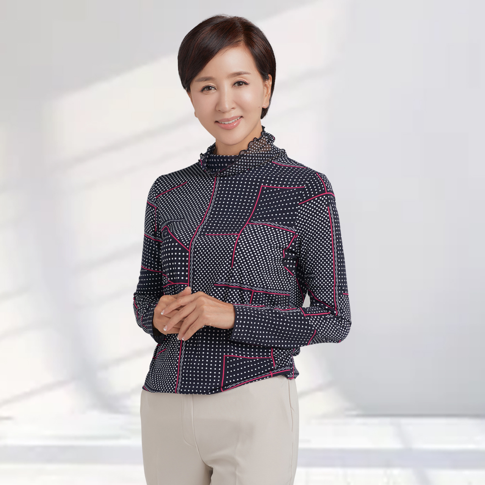 엄마옷 로맨틱 블라우스 네이비 도트 패턴 터틀넥 빅사이즈 중년여성 마담 60대 50대 40대 선물 - 메인 이미지