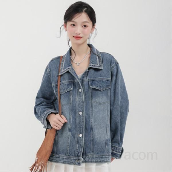 여성 레트로 데님 자켓 오버핏 자수 디테일 가을 패션 트렌드 캐주얼 청자켓 스타일리시한 외출용 데일리 룩 홍콩 감성 - 상품 이미지