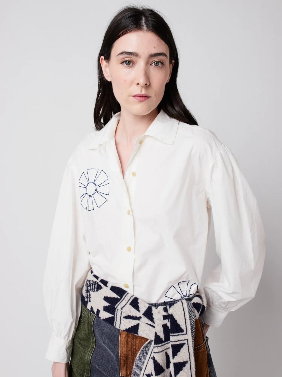 보보쇼즈 오가닉코튼 자수 포인트 루즈핏 셔츠 B225TD006 ONE COLOR - 메인 이미지