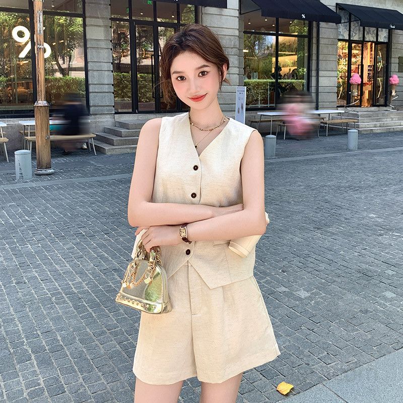 여성 올드머니 스타일 투피스 여름 정장 코디 넉넉한 착용감 모던한 디자인 캐주얼 정장 외출용 하객룩 단정한 스타일링 - 상품 이미지