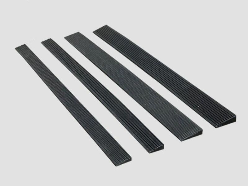 세이프티업 차량진입발판 고무 경사로발판 진입 경사판 고무 98x22x4전부검정 고중량 - 상품 이미지