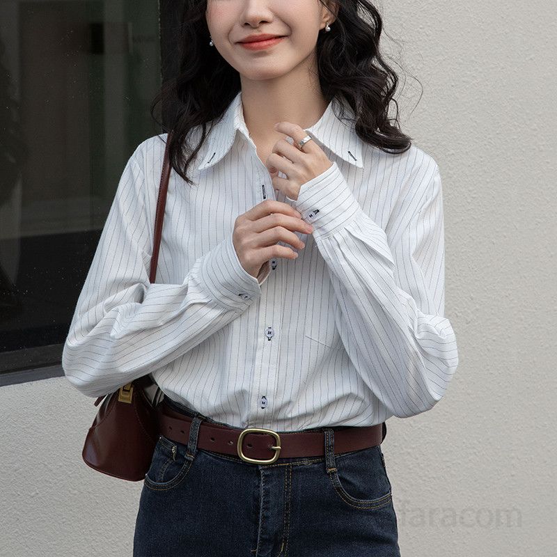 여성 스트라이프 긴팔 화이트 셔츠 캐주얼 디자인 구김없는 편안한 착용감 데일리룩 스타일링 모던한 패션 아이템 - 상품 이미지