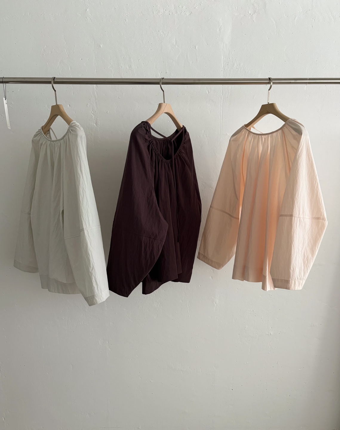[당일발송] 바스켓 25fw 브리즈 코튼 블라우스 루즈핏 벌룬 셔링 라운드 코튼 블라우스 (3c) - 상세 이미지 3
