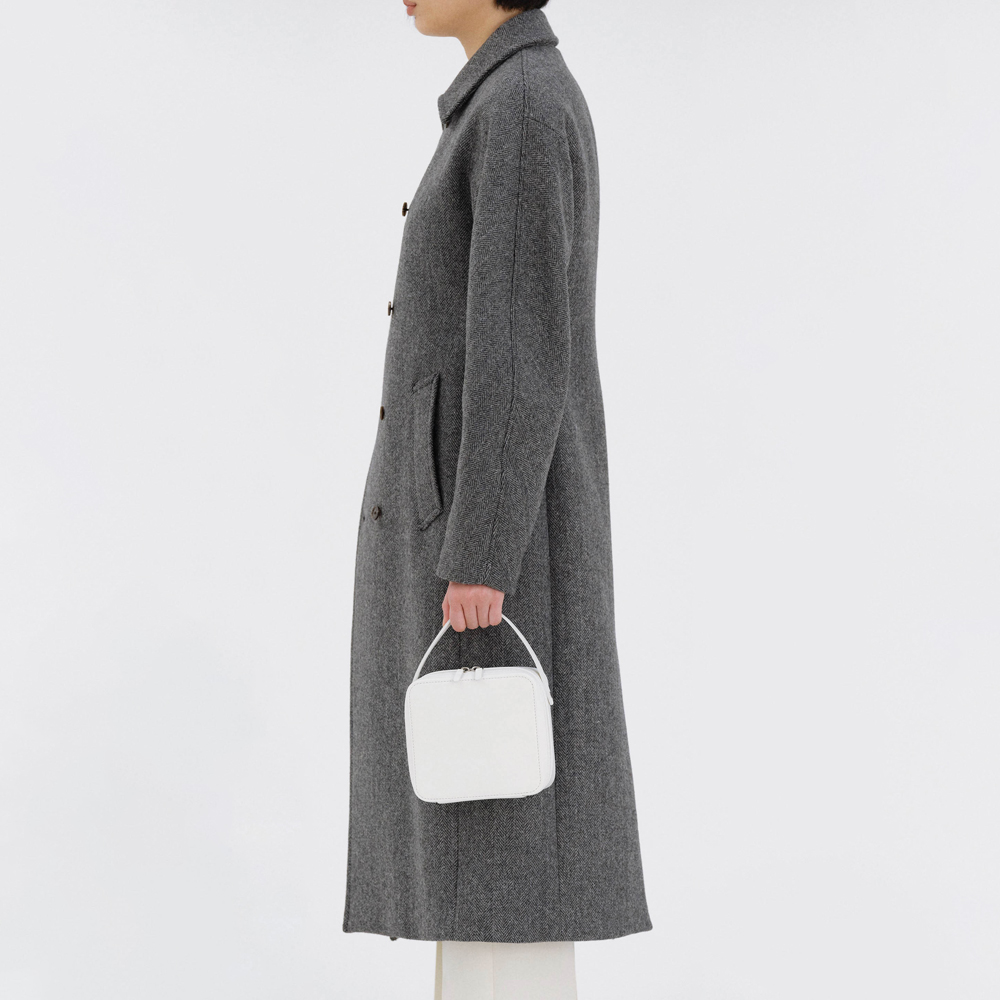 오라리 X AETA 가방 LEATHER SMALL TRAVEL CASE - 상품 이미지