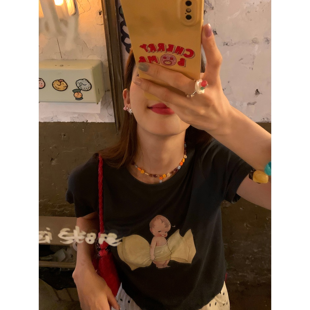 아기리본프린팅 라운드넥 순면반팔티 크롭 슬림핏 예쁜 여자아이돌 공항룩 패션 코디 다크그레이 - 상세 이미지 3