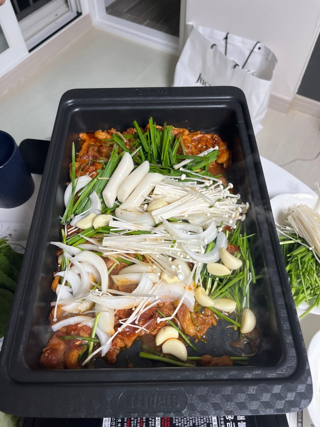 혼밥집밥 오리 주물럭 볶음 캠핑 밀키트 간편 조리 양념 불고기 300g 2팩 이미지 8