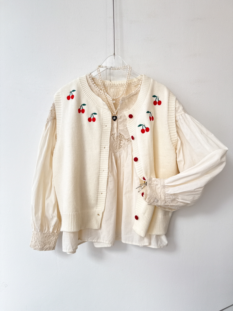 진주 체리 자수 배색 단추 니트 조끼