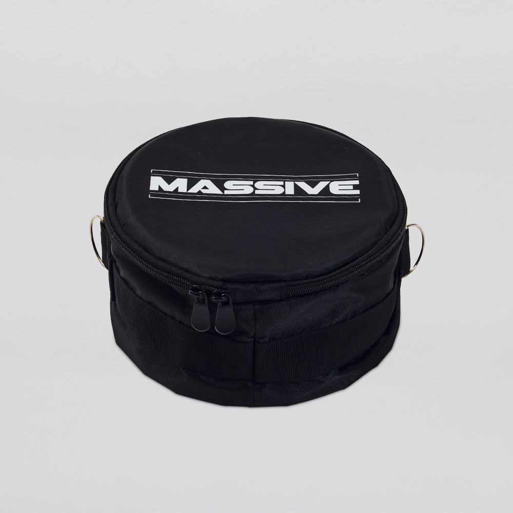 검은색 원형 더플백을 정면에서 촬영한 이미지로 MASSIVE 로고가 중앙에 표시되어 있고 핸들과 지퍼 포켓이 보입니다