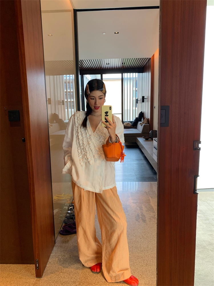 브이넥 프릴포인트 랩블라우스 면리넨혼방 봄여름 로맨스 클래식 중년여성 스타일 화이트 이미지 6