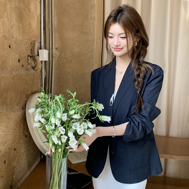 여성 다크 블루 초박형 자외선 차단 자켓 간절기용 네이비 경량 바람막이 스타일링 편안한 착용감 가을 외출용 모던한 디자인 - 상품 이미지