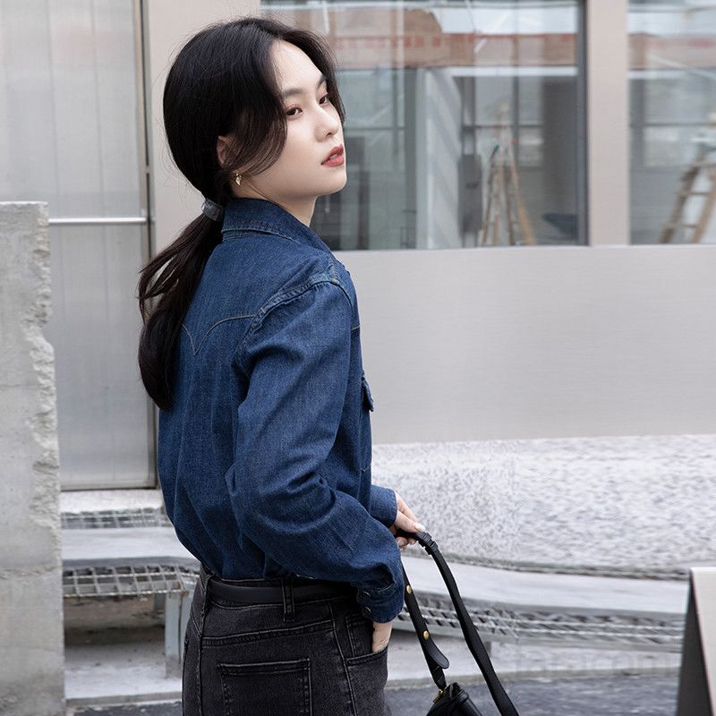 여성 데님셔츠 진한 파란색 레트로 스트레이트 스타일 소프트한 착용감 이너웨어 레이어드용 가을 신상 캐주얼 모던한 디자인 청셔츠 - 상세 이미지 5