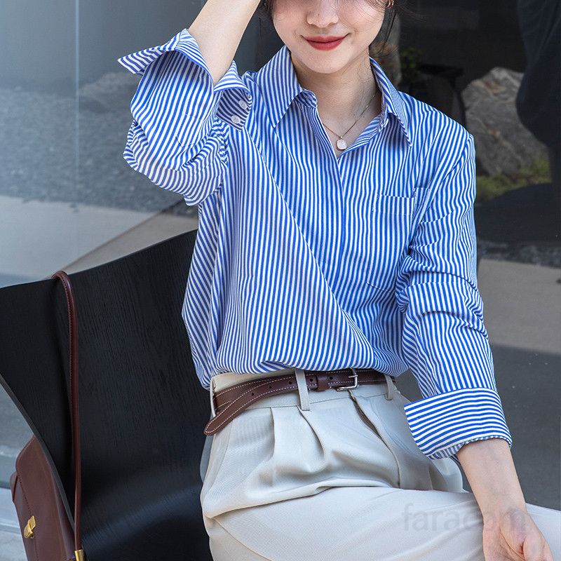 여성 스트라이프 긴팔 셔츠 블루 화이트 레이어드 가능 데일리 캐주얼셔츠 시원한 착용감 코튼 소재 가을 시즌용 스타일리시한 디자인 - 상품 이미지