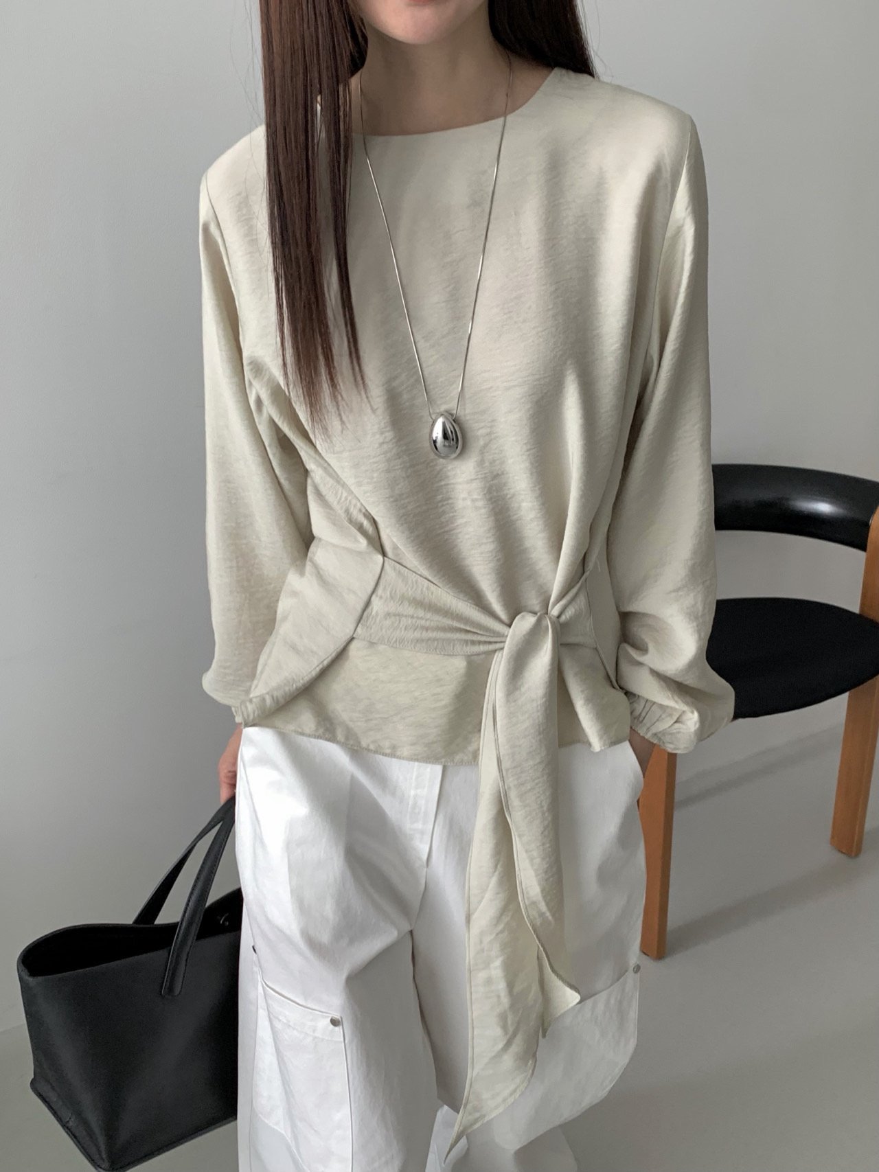 오버무드 라운드넥 허리 스트랩 레이어드 꼬임 랩 하객룩 긴팔 블라우스 3color - 메인 이미지