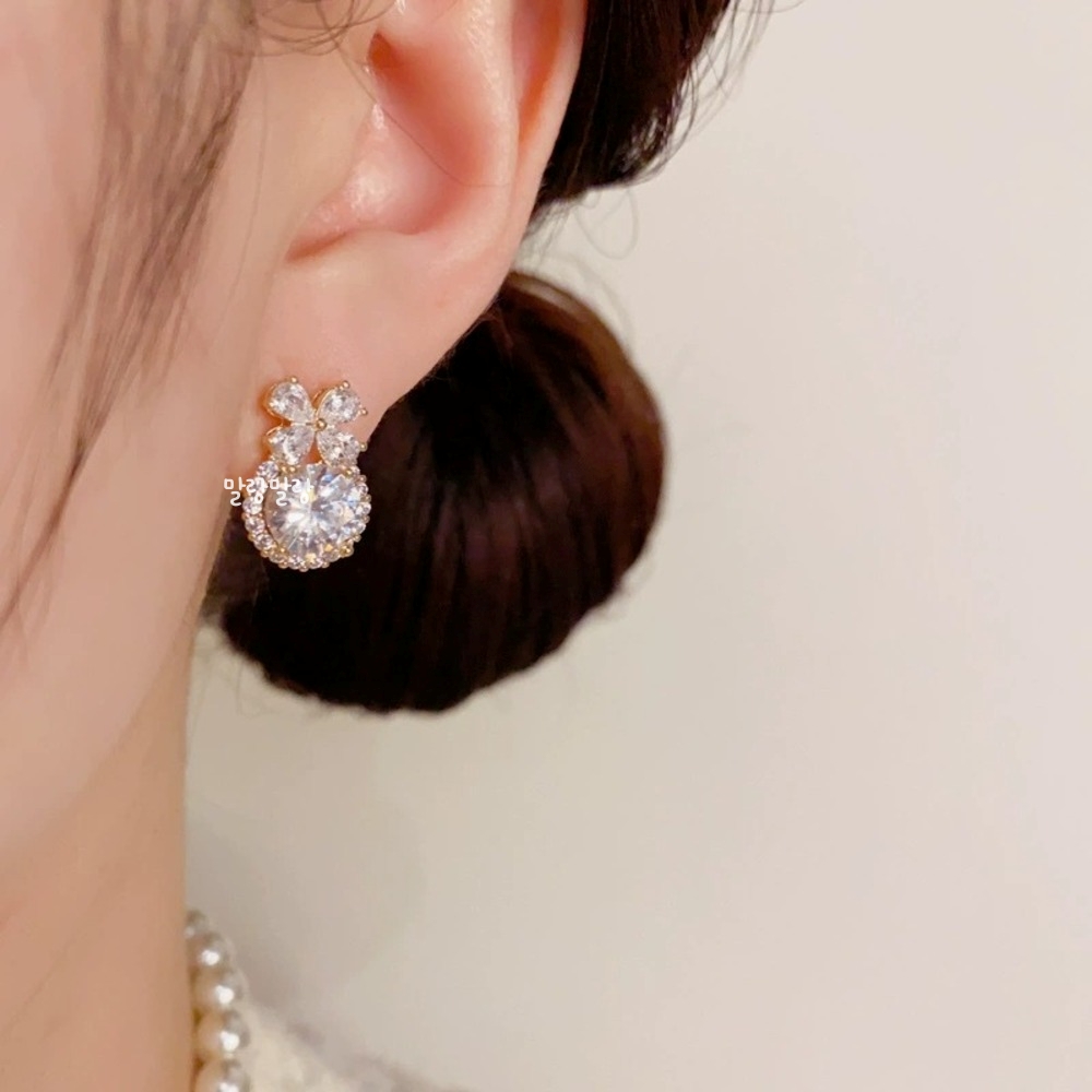 골드 14K 원형 큐빅컷팅 크리스탈 꽃 스터드 반짝귀걸이 - 상세 이미지 2