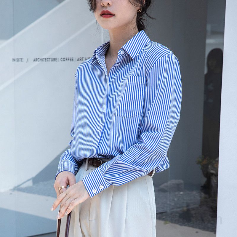 여성 스트라이프 긴팔 셔츠 블루 화이트 레이어드 가능 데일리 캐주얼셔츠 시원한 착용감 코튼 소재 가을 시즌용 스타일리시한 디자인 - 상세 이미지 2