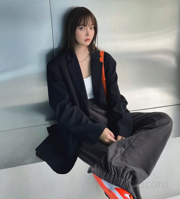 여성 블랙 캐주얼 블레이저 자켓 가을용 고급스러운 디자인 루즈핏 정장 스타일 다용도 활용 외출용 모던한 느낌 - 상세 이미지 3