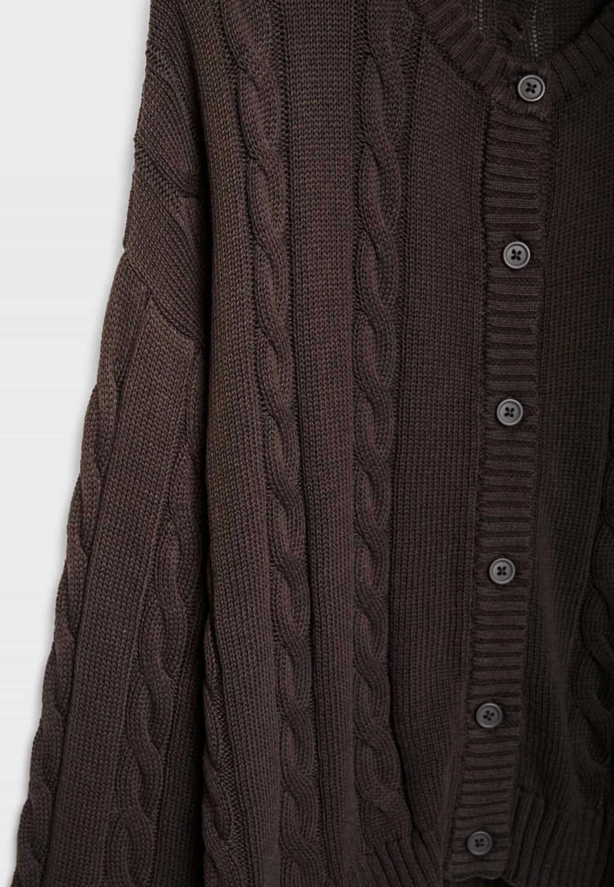 스트라디바리우스 클래식 버튼 라운드넥 케이블 니트 가디건 8536/680 BROWN - 상세 이미지 3