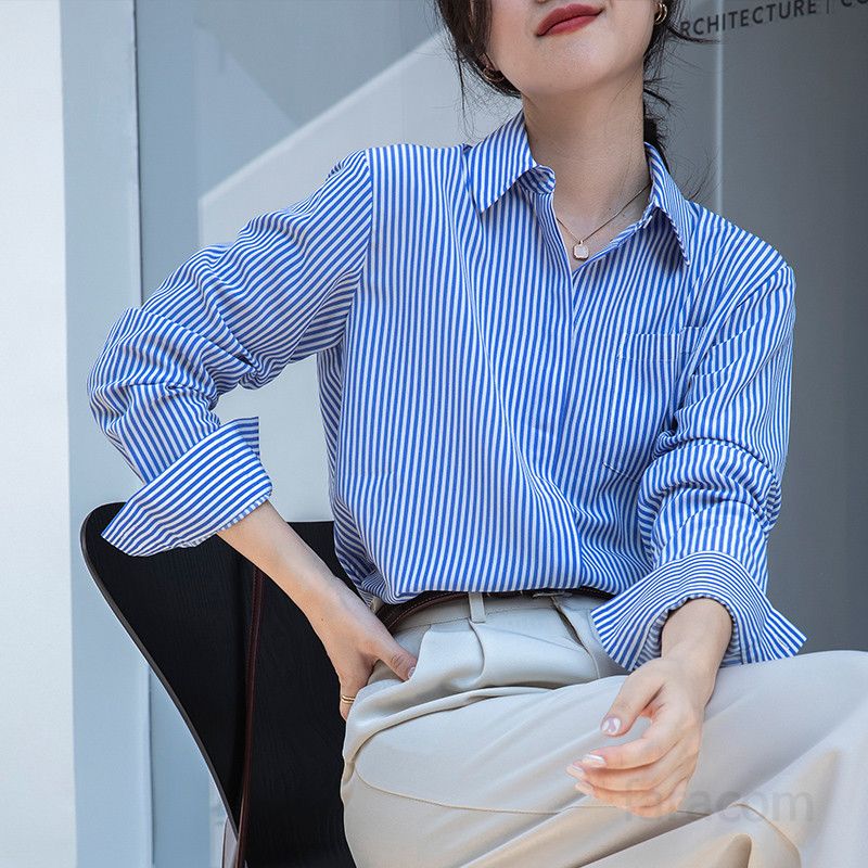 여성 스트라이프 긴팔 셔츠 블루 화이트 레이어드 가능 데일리 캐주얼셔츠 시원한 착용감 코튼 소재 가을 시즌용 스타일리시한 디자인 - 상세 이미지 3