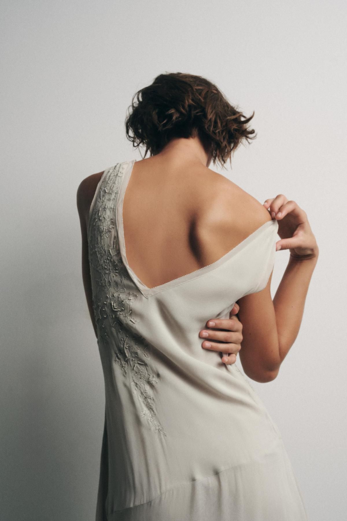자라 플라워 자수 비즈 미디 원피스 6895/908 TAUPE GREY - 상세 이미지 4