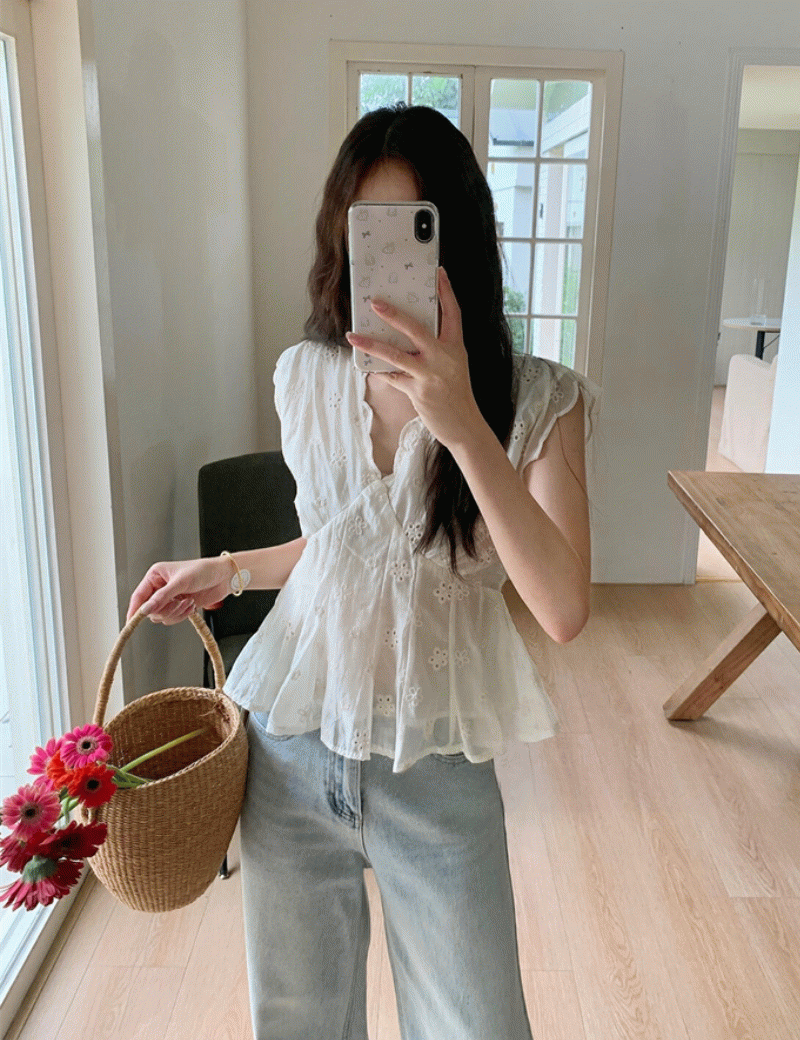 화이트 펀칭 프릴 레이이스 블라우스 데이지 피크닉 - 메인 이미지