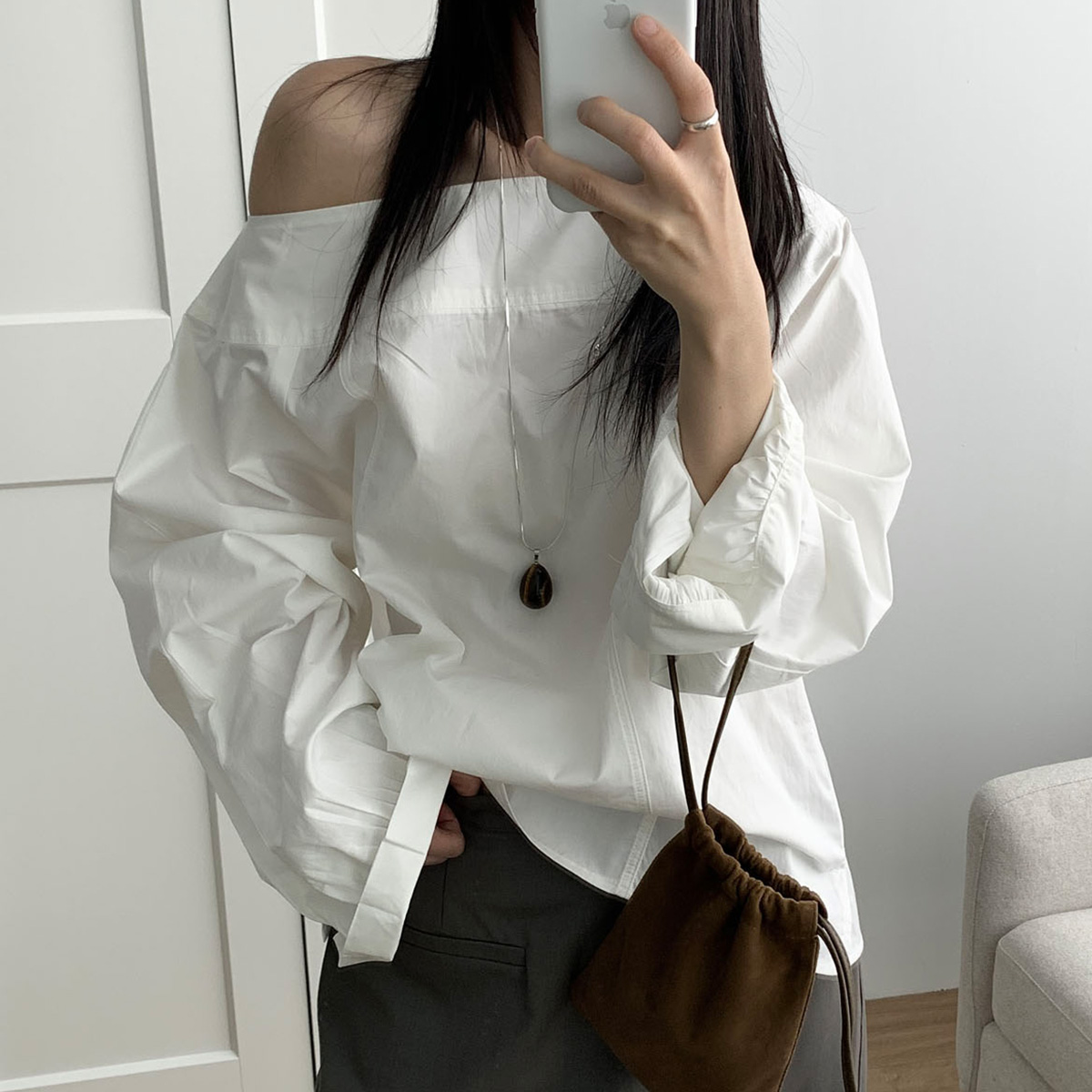 [일부당일] 바스켓 어스 블라우스 원숄더 언발 오프숄더 긴팔블라우스 (3c)