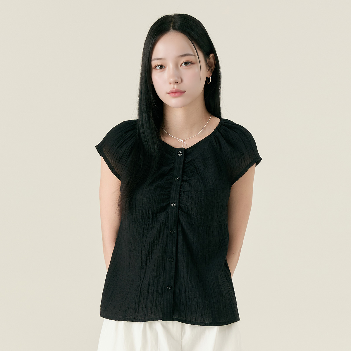 로엠 조직감 셔링 블라우스 RMBLF38RT9 - 메인 이미지