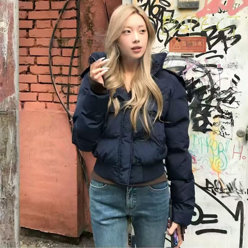 여성 경량 패딩 자켓 탈부착 후드 퍼 칼라 숏 다운 재킷 가벼운 착용감 데일리 아우터 스타일리시한 디자인 편안한 외출용